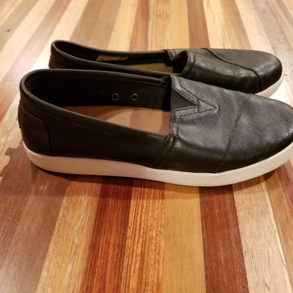 Amazing black leather Toms size 8